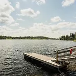 Victoria Lakefront In Lyseren Strandpark Omberg